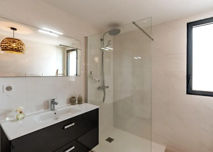 Superb Flat With A Lovely View Of The Mountains * Porto-Vecchio (Corsica)